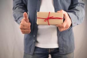 personas con caja de regalo, caja de regalo de año nuevo, caja de regalo de Navidad, espacio de copia. Navidad, año nuevo, concepto de cumpleaños. foto