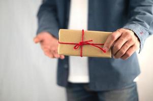 personas con caja de regalo, caja de regalo de año nuevo, caja de regalo de Navidad, espacio de copia. Navidad, año nuevo, concepto de cumpleaños. foto