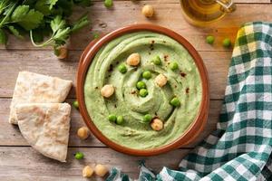 hummus de guisantes verdes y pan de pita foto