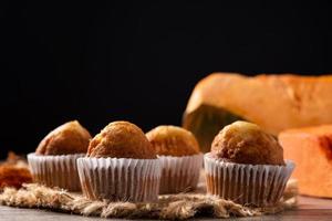 muffins de calabaza en la mesa de madera. comida de otoño foto