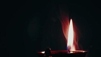 felice "Diwali. bruciare lampade a olio diya video