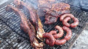 parrilla argentina, traditionelles Barbecue mit verschiedenen Fleischsorten video