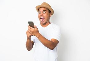Hombre asiático sorprendido y conmocionado mirando smartphone foto