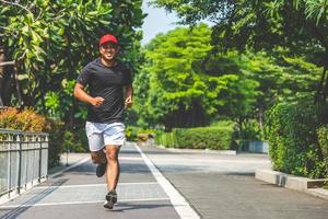 hombre corriendo en la ciudad urbana con espacio de copia. fitness, entrenamiento, deporte, concepto de estilo de vida. foto