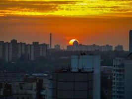 Sol sobre el horizonte de la ciudad de Kiev, Ucrania foto