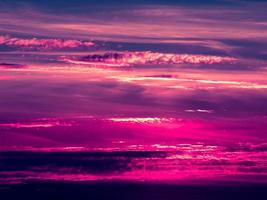 puesta de sol. cielo y nubes azules y púrpuras. belleza natural fondo foto