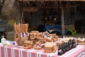 bagels y bagels secos en una mesa foto