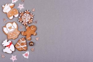 Pan de jengibre festivo navideño hecho en casa sobre un fondo de color foto