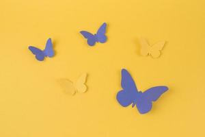 mariposas de papel esparcidas mesa foto