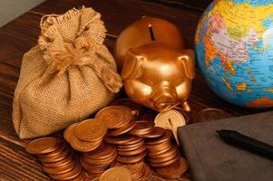 finanzas comerciales y ahorro de inversión de dinero, pila de monedas de dinero foto