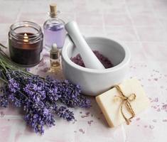 Cosmético de hierbas naturales con flores de lavanda. foto