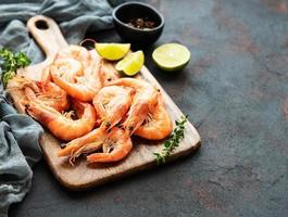 Shrimps served with lemon photo