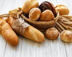 variedad de pan horneado foto