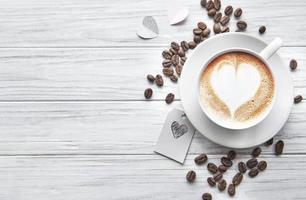 una taza de café con patrón de corazón foto