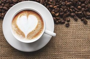 una taza de café con patrón de corazón foto