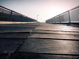 puente de madera al atardecer foto