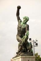 Estatua lateral de la estatua de la libertad estatua de la libertad en la ciudadela en la colina de Gellert en Budapest, Hungría