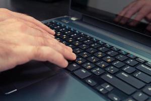 Hombre escribiendo en un teclado con letras en hebreo e inglés foto