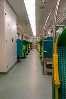 Interior de un tren de pasajeros eléctrico en Varsovia, Polonia foto