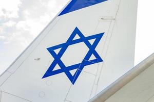 Plano de cola de un avión con un dibujo de la bandera israelí foto