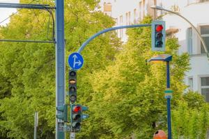 Semáforos de la calle para vehículos de carretera y tranvía en la ciudad de Berlín. foto