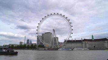 Ciudad de Londres con el río Támesis en Inglaterra video