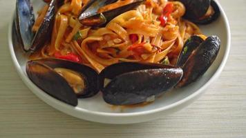 Spaghetti pasta with mussel and tomatoes video