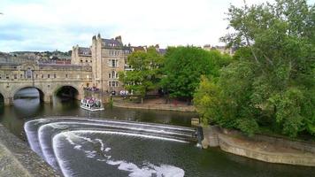 Ponte Pulteney com Rio Avon em Bath, Inglaterra, Reino Unido video