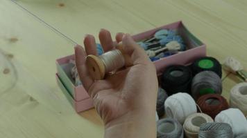 bordar cosiendo a mano de mujer. trabajo artesanal y manos femeninas. video