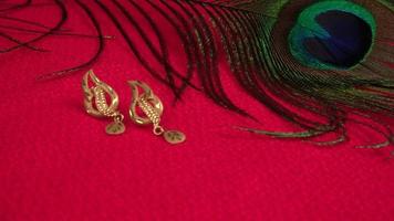 mangalsutra o collar de oro para llevar por una mujer hindú casada, arreglado con un hermoso backgrond. joyería tradicional india.