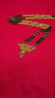 mangalsutra o collar de oro para llevar por una mujer hindú casada, arreglado con un hermoso backgrond. joyería tradicional india. foto