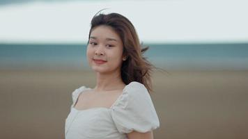 primer plano, de, un, niña asiática, en la playa, por el mar video