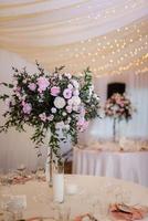 elegantes decoraciones de boda hechas de flores naturales foto