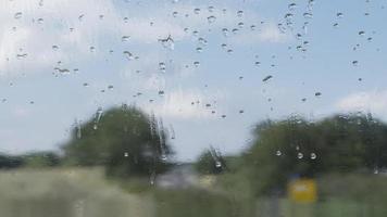 Gotas de lluvia de renderizado 3D en la ventana foto