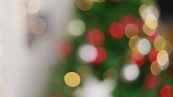 fondo borroso luces adornos árbol de navidad celebra el año nuevo en la sala de estar de casa. video