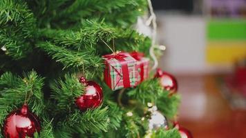 kerstcadeau doos-ballen en verlichting ornamenten kerstboom viert het nieuwe jaar in de woonkamer thuis. video