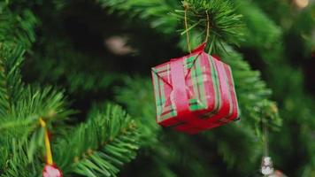 scatola regalo di natale e ornamenti di luci. video