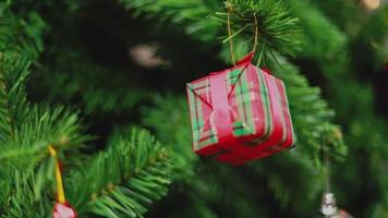 caixa de presente de Natal e enfeites de luzes. video