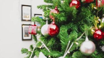 scatola regalo di natale-palle e luci ornamenti albero di natale festeggia il nuovo anno nel soggiorno di casa. video