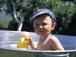 hermoso, nene, en, niño, bañera, posar, fotógrafo foto