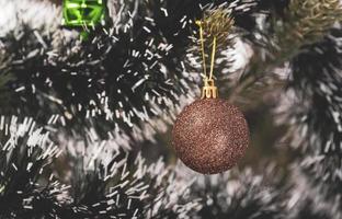 Navidad decorada en el árbol de Navidad. foto