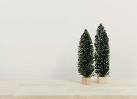 árbol de navidad en la mesa de madera con espacio de copia para el diseño. foto