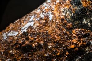 metal con óxido bajo el microscopio