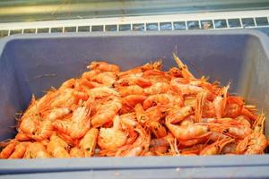 mariscos en la ventana del pabellón comercial del mercado de la ciudad foto