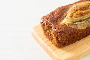 pastel de plátano en tablero de madera foto