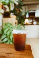 café americano helado en vaso para llevar foto