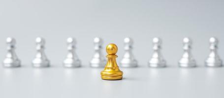 piezas de peón de ajedrez dorado o empresario líder se destacan entre la multitud de hombres plateados. concepto de gestión de liderazgo, negocios, equipo, trabajo en equipo y recursos humanos