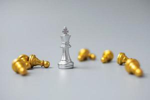 La figura plateada del rey del ajedrez se destaca entre la multitud de enemigos u oponentes. estrategia, éxito, gestión, planificación empresarial, disrupción, concepto de victoria y liderazgo