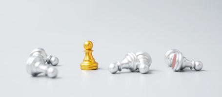 La figura del peón de ajedrez de oro se destaca de la multitud de enemigos u oponentes. estrategia, éxito, gestión, planificación empresarial, disrupción, concepto de victoria y liderazgo foto