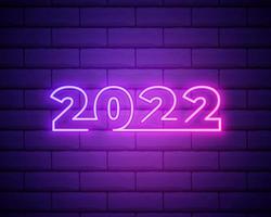 Letrero de neón 2022. feliz Año Nuevo. números de neón rosa realistas en la pared de ladrillo oscuro. vector 2022 en estilo lineal neón.